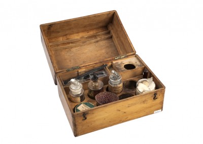 Le Daguerréotype. Box with chemistry bottles and tools - Wetplatewagon