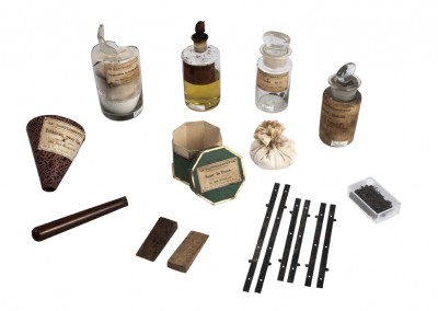 Le Daguerréotype. Chemistry bottles and tools - Wetplatewagon